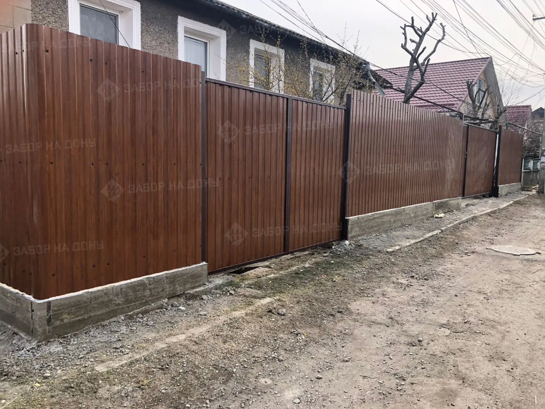 Распашные ворота из профлиста  в Семикаракорске