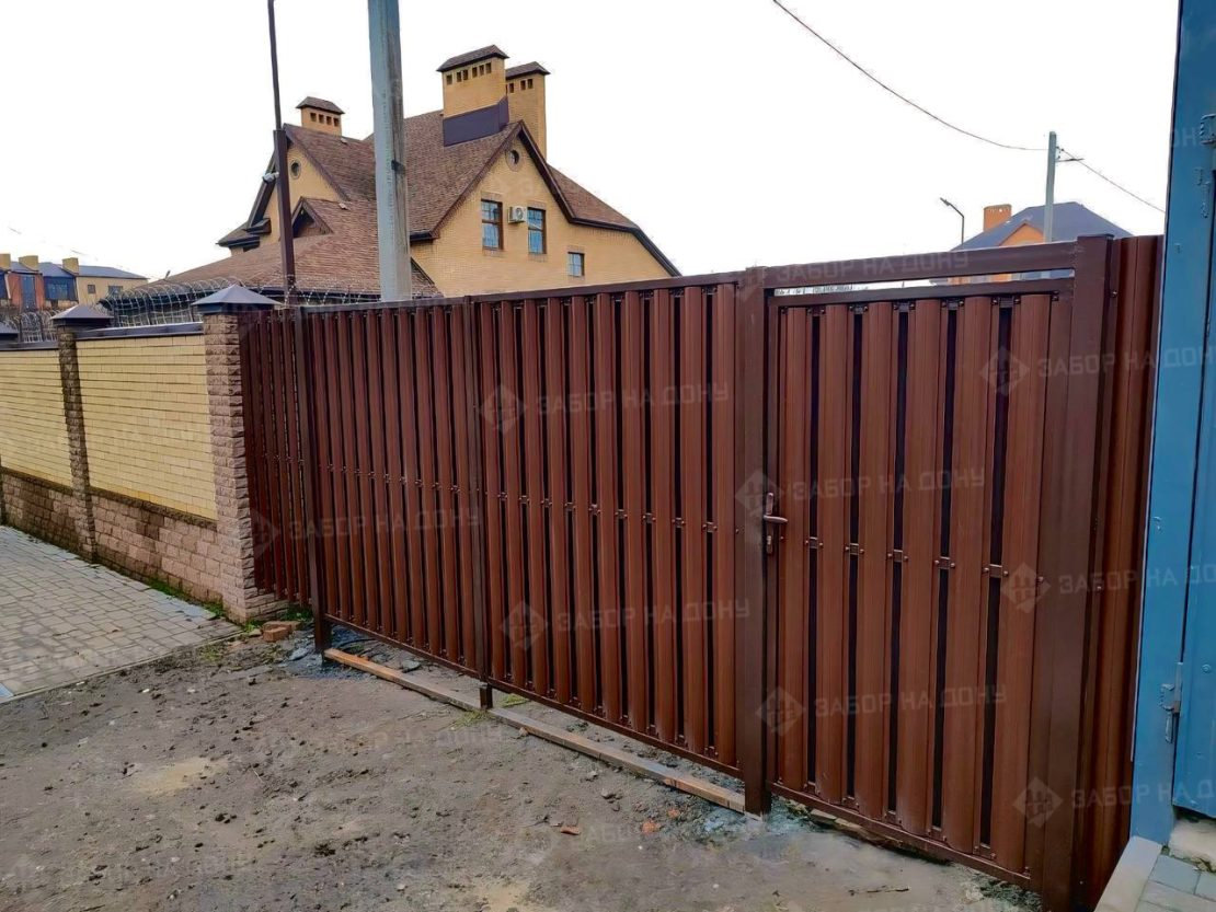 Ворота с калиткой для частного дома и дачи  в Семикаракорске